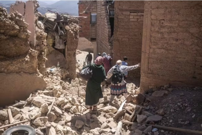 9일 모로코 중부 마라케시 남부 마을에서 대피하는 주민들. 사진=AP/뉴시스