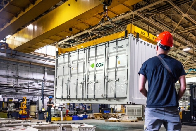 Eos가 펜실베니아 공장에서 아연 기반 에너지 저장 시스템(ESS)을 제조하는 모습.  사진=Eos