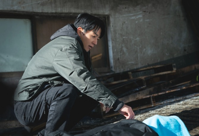 배우 김래원이 SBS 금토드라마 ‘소방서 옆 경찰서 그리고 국과수’(소방서 옆 경찰서2·소옆경2·소경국) 열혈 형사 진호개(진돗개)의 눈부신 활약으로 인생 캐릭터(인생캐)를 경신했다. '소방서 옆 경찰서2'는 9일 마지막회(최종회·최종화) 12회를 마지막으로 종영됐다. 사진은 '소방서 옆 경찰서2(시즌2)' 김래원. 사진=SBS ‘소방서 옆 경찰서 그리고 국과수’