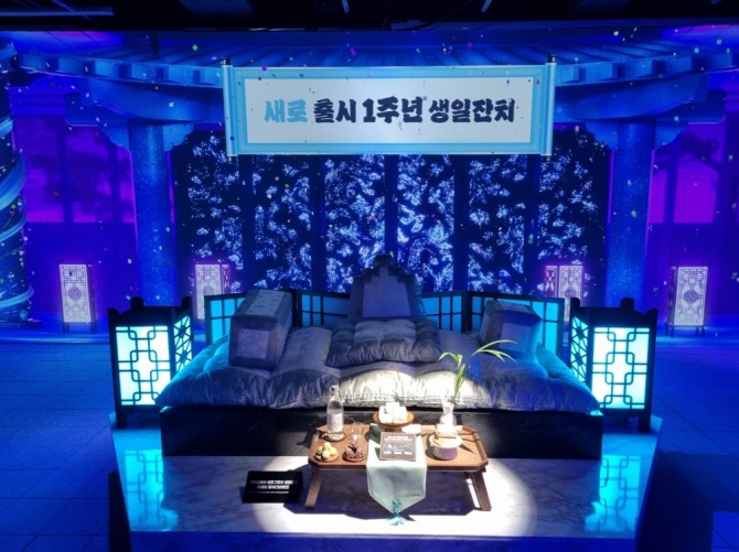 생일 잔치상에 올려진 음식들을 움직일 때마다 다양한 미디어아트가 펼쳐진다. 사진=김성준 기자
