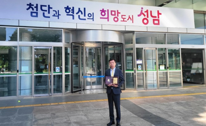 사진은 시상식에 참여한 홍신표 JT저축은행 이사의 모습. 사진=JT저축은행 제공.