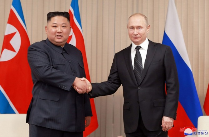 2019년 열린 정상회담에서 김정은 북한 국무위원장(왼쪽)과 블라디미르 푸틴 러시아 대통령이 악수하고 있다.  사진=연합뉴스, 조선중앙통신
