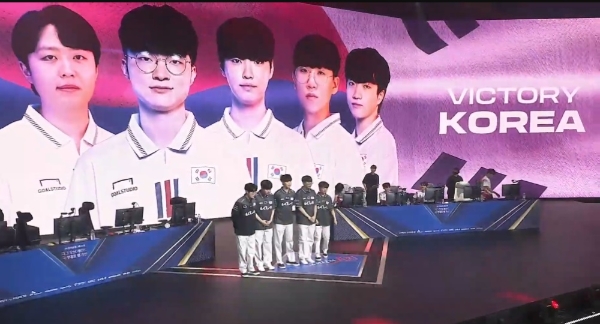 아시안게임 LOL 국가대표 선수들이 11일 베트남과의 평가전을 2:0으로 마무리짓고 포즈를 취하고 있다. 사진=한국e스포츠협회(KeSPA) 유튜브 채널