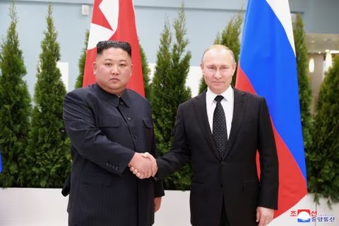 김정은 북한 국무위원장과 블라디미르 푸틴 러시아 대통령이 2019년 4월 25일 러시아 블라디보스토크에서 만나 악수하고 있다. 사진=KCNA