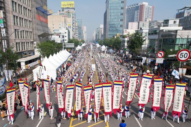 부평대로에서 '부평에 있다~풍물을 잇다' 주제로  오는 22일부터 사흘간 부평풍물대축제를 펼쳐진다. 사진은 지난해 제26회 부평풍물대축제 행사 모습    사진=부평구