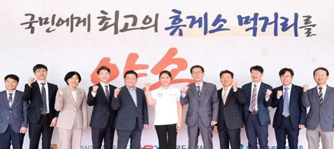 12일 칠곡(부산)휴게소에서 박성효(왼쪽에서 다섯 번째) 소상공인시장진흥공단 이사장, 함진규(7번째) 한국도로공사 사장, 정승환(8번째) 한국고속도로휴게시설협회 협회장이 제막식 후 기념촬영을 하는 모습. 사진=한국도로공사