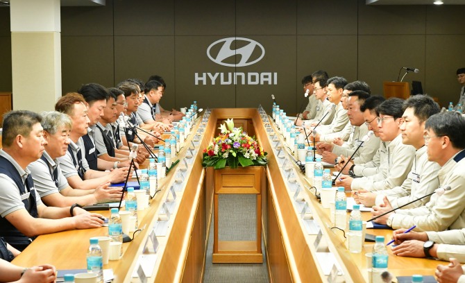지난 6월13일 현대자동차 노사가 울산공장 본관 동행룸에서 올해 임금 및 단체협약 교섭 상견례를 갖고 있다. 사진=뉴시스