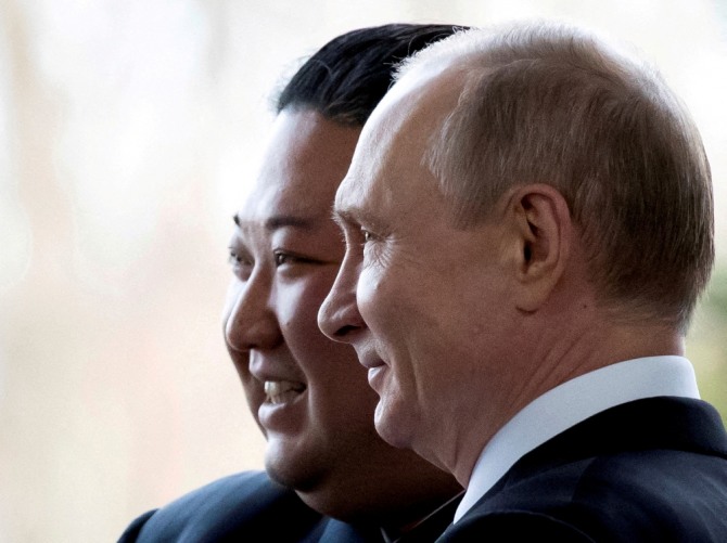 김정은 북한 국무위원장(뒤쪽)이 2019년 4월 25일 블라디보스토크에서 열린 북·러 정상회담에서 푸틴 러시아 대통령과 기념사진을 찍고 있다. 사진=연합뉴스