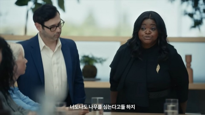 애플은 할리우드 여배우 옥타비아 스펜서가 애플 직원에게 묻고, 애플 직원이 답하는 형태로 단편 영상을 제작, 애플의 탄소 중립 과정을 효과적으로 보여준다. 사진=애플 유튜브 채널 