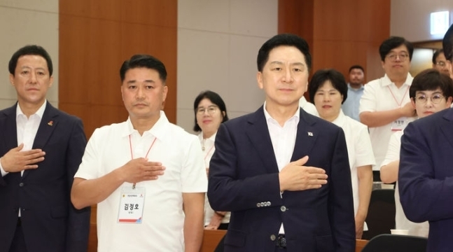 김윤아 해명 소식이 전해졌다. 일본 후쿠시마 오염수 방류를 비판한 발언과 관련해 공식입장을 내고 해명했다. 소속사 인터파크엔터테인먼트는 13일 공식 인스타그램에 자우림 김윤아의 후쿠시마 오염수 발언에 대한 공식입장을 게재했다. 해명 게시물은 김윤아 개인 인스타그램 계정에도 공유됐다. 김윤아 측은 이는 결코 정치적인 입장을 피력한 것이 아니었다고 해명했다. 사진은 김기현 국민의힘 대표(앞 맨 오른쪽). 사진=경기도의회