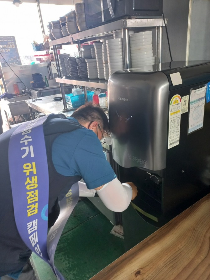 생거진천전통시장에서 정수기 위생점검 서비스 캠페인을 진행하고 있는 청호나이스  /사진=청호나이스