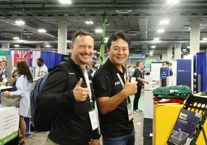 13일(현지시각) 미국 라스베가스에서 열린 북미 최대의 에너지전시회 Re+2023에서 나눔에너지 전시관을 찾은 에너지 관련업계 방문자가 에너지플래너 기술력에 대한 감탄의 표시로 엄지를 치켜세우고 있다.  사진=나눔에너지 