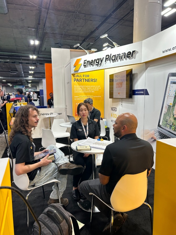 이달 11일부터 14일(현지 시간)까지 나흘간 미국 라스베이거스에서 열리고 있는 미국 최대 신재생 에너지전시회‘RE+2023’에 참가한 강소기업 나눔에너지 관계자가 전시관을 찾은 에너지업계 관계자들에게 신기술을 소개하고 있다. 사진=나눔에너지