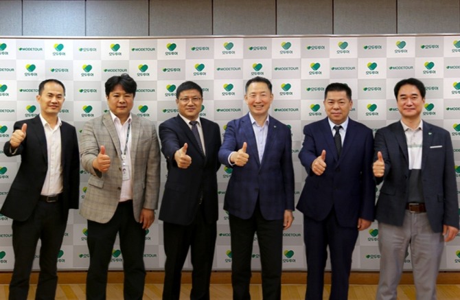 모두투어 본사에서 유인태 모두투어 사장(왼쪽에서 네번째)과 양홍펑 장자제시 위원회 상무위원 및 부시장(왼쪽에서 세번째)을 비롯한 관계자들이 기념 촬영을 하고 있다. /사진=모두투어