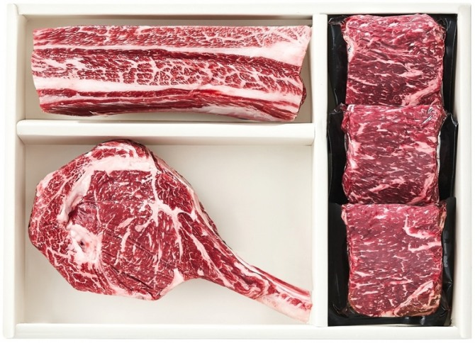 현대백화점 토마호크 0.7kg, 우대갈비 0.4kg, 채끝 0.6kg으로 구성한 '토마호크 우대갈비 세트'  /사진=현대백화점