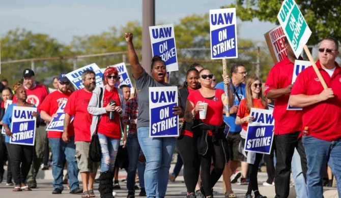 전미자동차노조(UAW) 조합원들이 지난 2019년 9월 25일(현지시간) 미국 미시간주 햄트램크에 있는 GM 공장에서 파업을 벌이고 있다. 사진=로이터