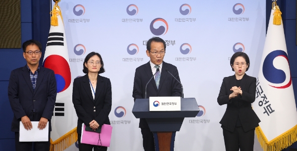 김연석 교육부 책임교육정책실장이 15일 정부서울청사 별관 브리핑룸에서 교원 마음건강 회복 지원 방안을 발표하고 있다.사진=연합뉴스