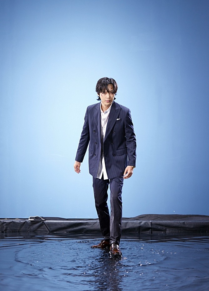‘7인의 탈출’ 윤종훈이 최강 빌런 조짐을 보였다. 첫방송부터 강렬한 악인 캐릭터로 눈길을 붙잡았다. 15일 방송된 SBS 금토드라마 ‘7인의 탈출’(7탈출·칠 탈·극본 김순옥 연출 주동민)에서 끝없는 욕심의 소유자이자 중상모략의 대가 연예기획사 체리엔터테인먼트 대표 양진모 역을 맡았다. 1회부터 악독한 연예기획사 대표 모습으로 악역 연기를 폭발시켰다. 사진은 ‘7인의 탈출’ 윤종훈 스틸 촬영 현장. 사진=키이스트