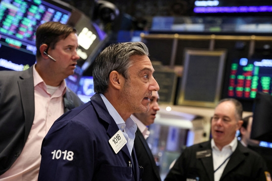 미국 뉴욕의 뉴욕증권거래소(NYSE)에서 트레이더들이 일하는 모습. 사진=로이터 