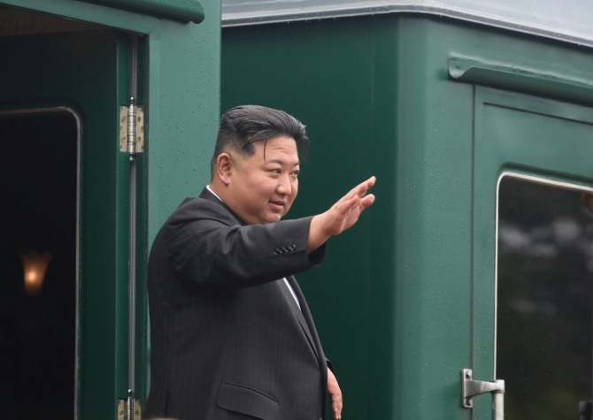 17일(현지시간) 김정은 북한 국무위원장이 러시아 연해주 기차역에서 북한으로 향하는 전용 열차에 탑승하기 전 러시아 관계자들에게 손을 흔들고 있다. 사진=연합뉴스