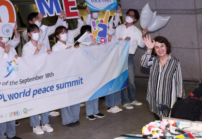 로살리아 아르테아가 에콰도르 전 대통령이 HWPL 평화만국회의 9주년 기념식 참석을 위해 17일 저녁 인천국제공항 입국하고 있는 모습. 사진=HWPL
