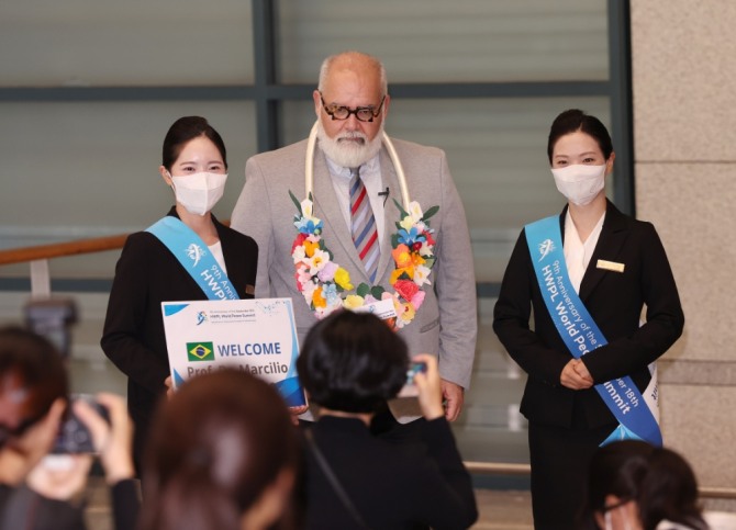 17일 오전 인천국제공항 입국한 마르실리오 프란카 필호 남미공동시장재판소 대체 중재인을 HWPL 공항의전 봉사자가 환대하고 있다. 사진=HWPL