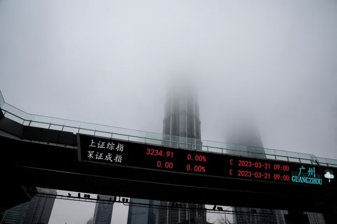 글로벌 금융위기 이후 전 세계 그림자금융 규모가 급격하게 확대되고 있다. 지난 3월 중국 상하이 금융지구에 있는 전광판에 주가지수가 표시되고 있다. 사진=로이터