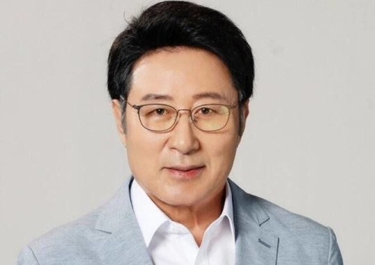 배우 노영국(본명 노길영)이 별세했다. 향년 75세. 18일 KBS 2TV 주말드라마 '효심이네 각자도생' 측에 따르면 노영국이 이날 새벽 갑자기 심장마비로 세상을 떠났다. 지난 16일 첫방송 한 지 2회 만에 사망하며 비보가 전해졌다. 노영국 사망 원인(사인)이 갑작스러운 심장마비로 밝혀져 연예계와 온라인상에서 추모 물결이 이어지고 있다. 노영국 프로필 등 누구인지에도 관심이 집중되고 있다. 사진=노영국 홈페이지