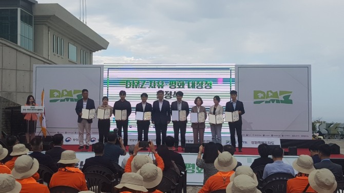 강화군 관계자들은 18일 강원도 고성군 통일전망대에서 진행한 행정안전부 지역발전(접경지역 개발) 분야 ‘DMZ 평화의 길’ 조성에 기여한 유공기관으로 선정, 국무총리 표창을 수상하고 있다.  사진=강화군