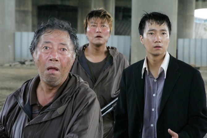 변희봉 별세 소식이 전해졌다. 향년 81세. 18일 영화계에 따르면 완치됐던 췌장암의 재발로 투병 생활을 해온 원로배우 변희봉이 이날 별세했다. 앞서 변희봉은 2019년 tvN 인기 드라마 ‘미스터 션샤인’ 출연을 앞두고 건강검진으로 췌장암을 조기 진단해 치료받았다. 이후 완치 후 재발해 안타깝게 세상을 떠났다. 완치됐던 것으로 알려졌던 췌장암 재발이 변희봉 사인(사망 원인)으로 밝혀져 영화계 등 연예계와 온라인상에서 추모 물결이 이어지고 있다. 변희봉 프로필과 누구인지 등에도 관심이 집중되고 있다. 사진은 변희봉 대표작 영화 ‘괴물’ 스틸컷(왼쪽). 사진=쇼박스