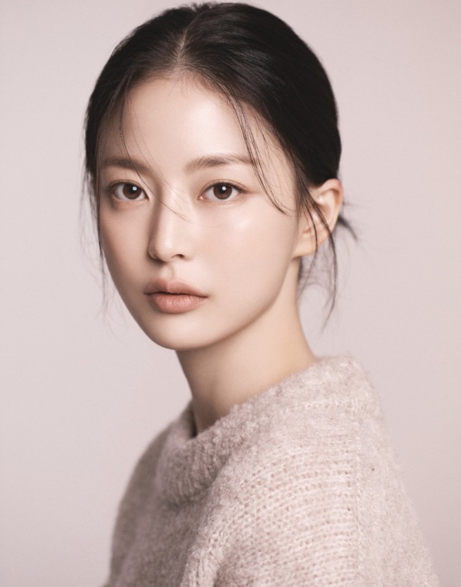 ‘7인의 탈출’ 임보라 출연이 시청자 이목을 끌었다. 지난 15일 방송된 SBS 금토드라마 ‘7인의 탈출’(7탈출·칠 탈·극본 김순옥 연출 주동민) 1회에 양진모(윤종훈) 대표가 운영하는 체리엔터테인먼트 소속 톱스타 조수지 역을 맡은 배우에 관심이 집중됐다. 조수지는 래퍼 스윙스 전 여자친구인 모델 겸 배우 임보라가 맡아 프로필과 누구인지 등에 관심이 쏠렸다. 사진은 임보라 프로필 사진. 사진=이니셜엔터테인먼트