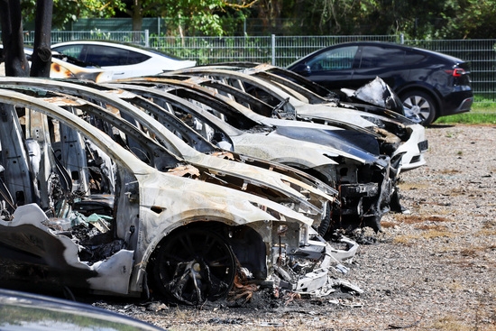 지난 14일(현지시간) 독일 프랑크푸르트에서 불탄 테슬라 모델Y 자동차 모습이 보인다. 사진=로이터
