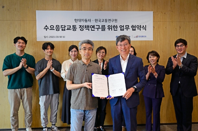 현대차 SDV본부장 송창현 사장, 한국교통연구원 오재학 원장이 기념 촬영을 하고 있는 모습. 사진=현대자동차