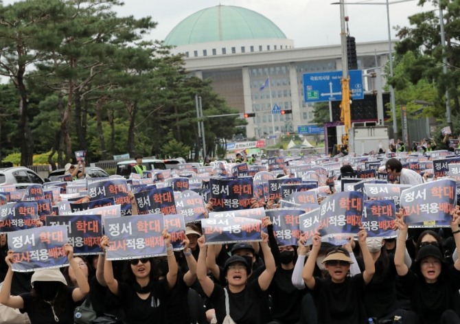 전국에서 모인 교사들이 지난 16일 오후 서울 영등포구 의사당대로에서 '9.16 공교육 회복을 위한 국회 입법 촉구 집회'를 하고 있다. 사진=뉴시스