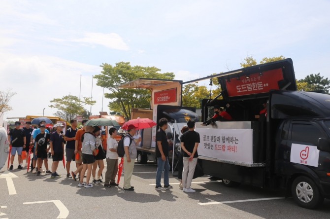 도드람한돈 푸드트럭이 큰 호응을 얻으며 갤러리들의 줄이 이어지고 있다.  /사진=도드람