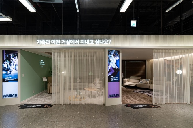 고객은 무브미 소파(MVME Sofa)관에서 프라이빗하게 리클라이너 소파 제품을 체험할 수 있다.  /사진=한샘