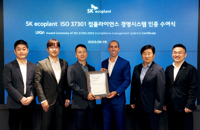 19일 서울 종로구 SK에코플랜트 본사에서 열린 'ISO 37301' 인증 취득 수여식. (왼쪽 세번째)방성종 SK에코플랜트 ESG센터장과 (왼쪽 네번째)루이스 쿤하(Luis Cunha) 로이드 인증원 아시아태평양 총괄매니저가 기념촬영을 하고 있다. 사진=SK에코플랜트