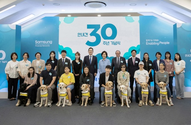 19일 경기도 용인시 삼성화재 안내견학교 기념식에 참석한 이재용 삼성전자 회장(뒷줄 정중앙)과 홍라희 전 리움미술관장(뒷줄 이재용회장 오른쪽), 시각장애인 파트너들 모습. 사진=삼성  