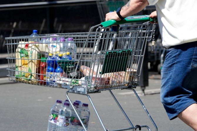 독일 겔젠키르헨에 있는 슈퍼마켓에서 남성이 쇼핑카트를 밀고 있다 사진=뉴시스