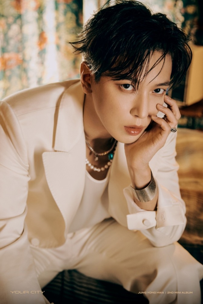 밴드 씨엔블루(CNBLUE) 정용화가 미니 2집 ‘너의 도시’(Your City)로 국내외를 물들인다. 지난 14일 미니 2집 ‘YOUR CITY’를 발매한 정용화는 성균관대학교와 서울대학교, 홍익대학교 등 여러 대학교 축제에 참여해 ‘무대 장인’임을 입증했다. 오는 19일 국민대학교 축제 무대에도 오른다. 사진=FNC엔터테인먼트