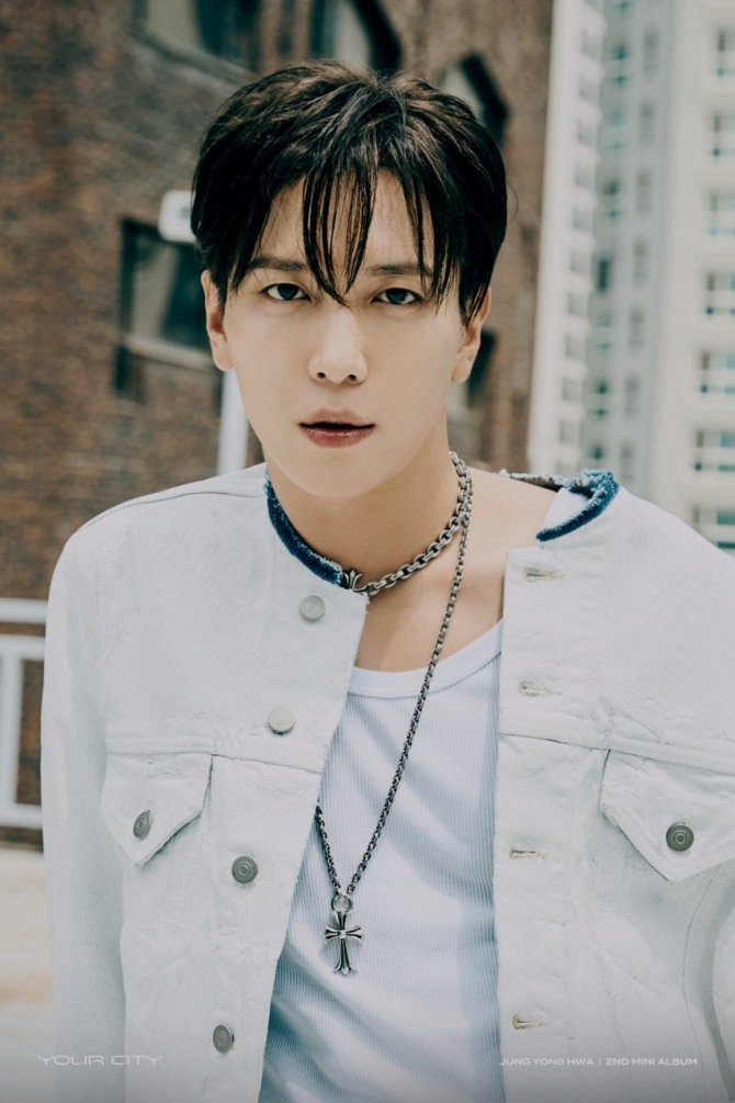 밴드 씨엔블루(CNBLUE) 정용화가 미니 2집 ‘너의 도시’(Your City)로 국내외를 물들인다. 지난 14일 미니 2집 ‘YOUR CITY’를 발매한 정용화는 성균관대학교와 서울대학교, 홍익대학교 등 여러 대학교 축제에 참여해 ‘무대 장인’임을 입증했다. 오는 19일 국민대학교 축제 무대에도 오른다. 사진=FNC엔터테인먼트