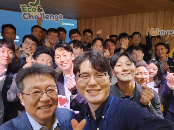 한성희 포스코이앤씨 사장이 지난 5월 열린 토크콘서트에서 직원들과 함께 에코 앤 챌린지(Eco & Challenge) 의지를 다졌다. 사진=포스코이앤씨