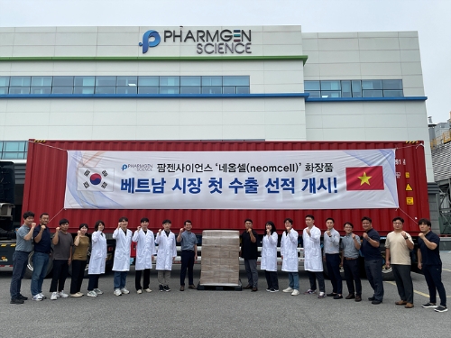 지난 19일 팜젠사이언스 관계자들이 경기도 향남에 위치한 생산공장 ‘향남캠퍼스’에서 베트남에 수출할 '네옴셀’  브랜드 제품의 첫 선적에 앞서 기념촬영을 하고 있다. 사진=팜젠사이언스