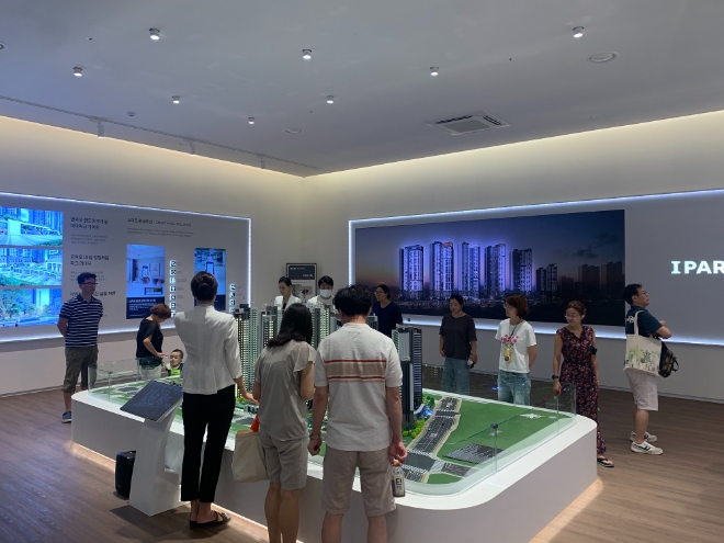 HDC현대산업개발 광명 센트럴 아이파크 모델하우스를 방문한 고객들이 모델하우스를 둘러보고 있다. 사진=HDC현대산업개발