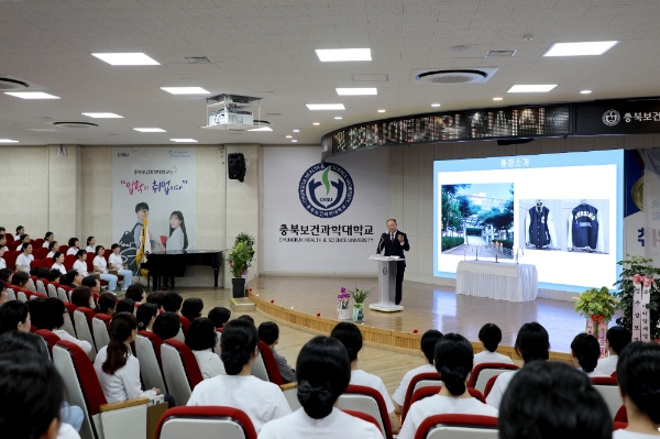 박용석 충북보건과학대 총장이 나이팅게일 선서식에 참여해 학생들을 격려하고 있다. 사진=충북보건과학대