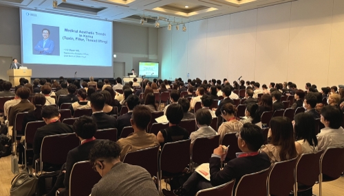 휴젤 문형진 대표집행임원이 제46회 일본 미용성형외과학회에서 발표를 하고 있다. 사진=휴젤