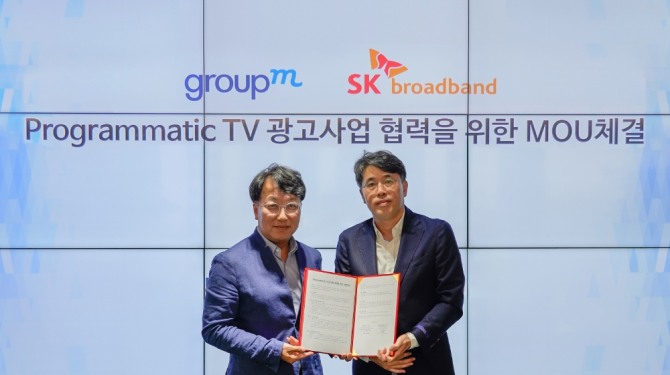 SK브로드밴드 본사에서 김혁 SK 브로드밴드 미디어 CO 담당과 권순재 그룹엠코리아 부사장이 21일 상호협력 업무협약을 체결했다. 사진=SK브로드밴드