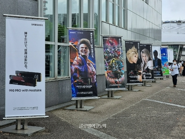 도쿄게임쇼 전시장 입구를 채운 산성 SSD 입간판들. 사진=이원용 기자