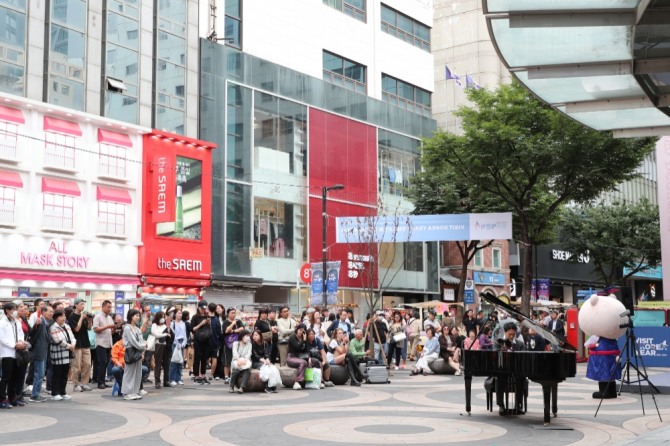 한국방문의해 명동 환영행사 버스킹 피아노 공연  /사진=한국관광공사