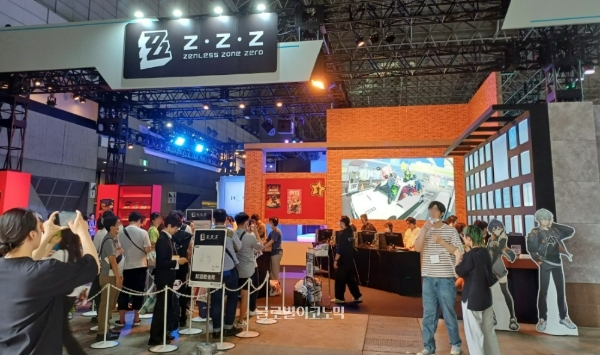도쿄 게임쇼 2023 호요버스 부스 '젠레스 존 제로' 시연대의 모습. 사진=이원용 기자